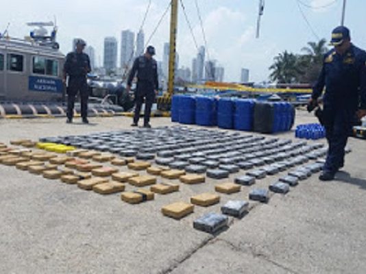 Armada Nacional y CTI incautan cocaína en Islas del Rosario Armada y CTI droga incautada