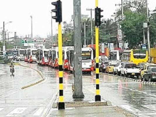Bloqueo de taxistas interrumpe la operación del Transcaribe en Cartagena bloqueo de taxistas