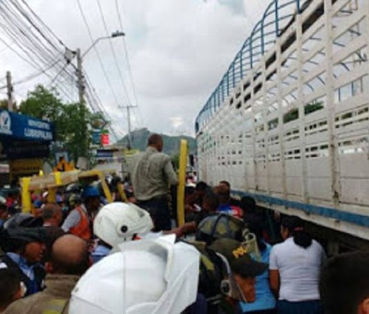 Rescatada mujer que quedo atrapada bajo un tractocamión mujer rescatada tras estar bajo a tractocamion