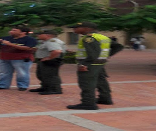 Denuncia: Por recolectar firmas para bajar sueldo a congresistas les echaron la policía