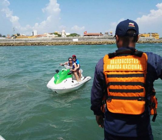Rescatan dos personas a la deriva en Aguas de Cartagena Rescatan dos personas en Aguas de Cartagena