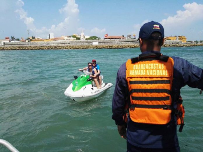 Rescatan dos personas en Aguas de Cartagena