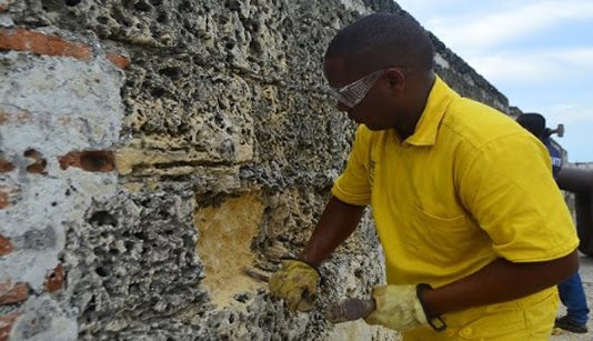 Escuela Taller refuerza trabajos de conservación en murallas de Getsemaní