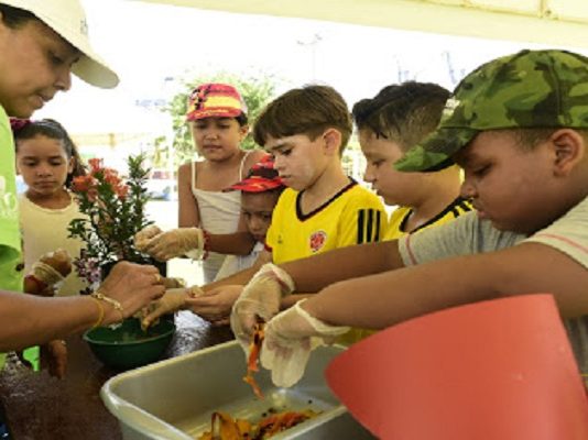 Niños de la fundación Puerto de cartagena en acción por el medio ambiente