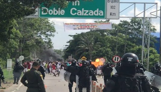 Enfrentamiento entre ESMAD y comunidad de Bayunca que protestan por falta del alcantarillado