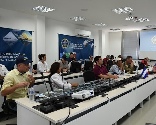 Armada Nacional recibe la visita de congresistas de los estados unidos