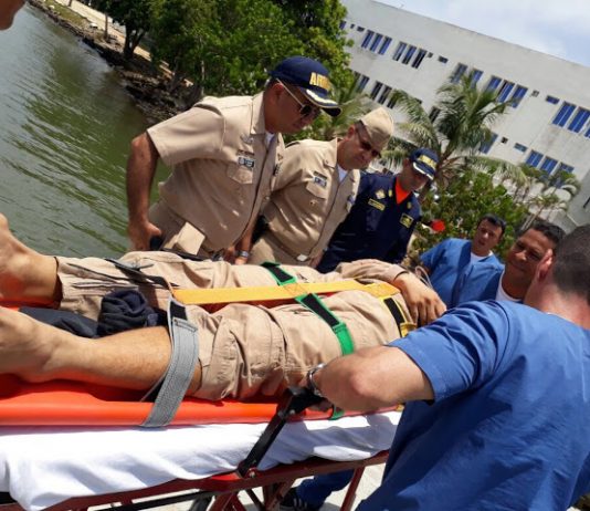 Armada Nacional evacua heridos de Buque Mercante