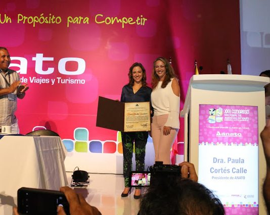 Ministra Lacouture recibe condecoración por aporte al crecimiento del Turismo