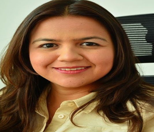 Secretaria (e) de Hacienda de Cartagena Sibila Carreño inició empalme con Napoleón de La Rosa