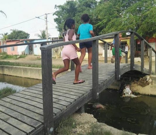 Instalan 6 puentes peatonales reciclables en canales de la zona oriental de Cartagena