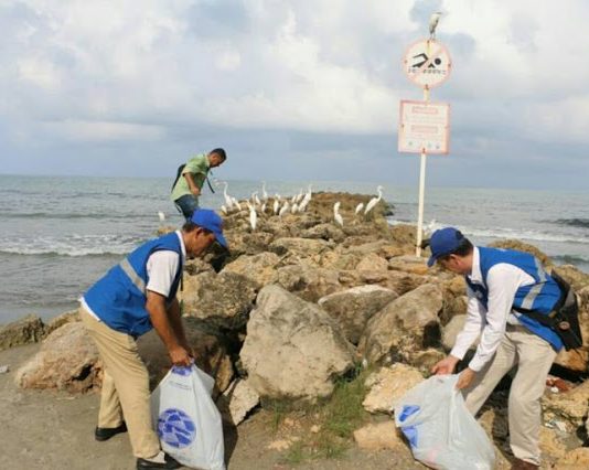 A través de la campaña “Mi Playa Limpia” se reallizo operativo de limpieza en la Av. El Malecón y Playas de Bocagrande
