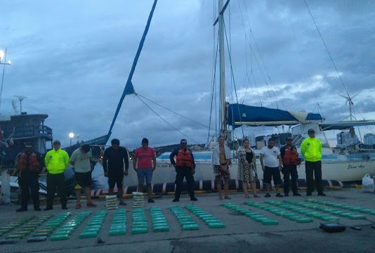 Incautan cargamento de alcaloides y capturan a 6 personas en aguas de Cartagena