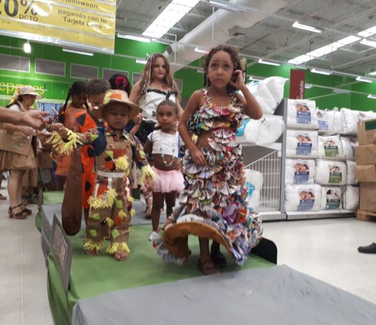 Policía realizo concurso de disfraces de materiales reciclables para celebrar el día de los niños