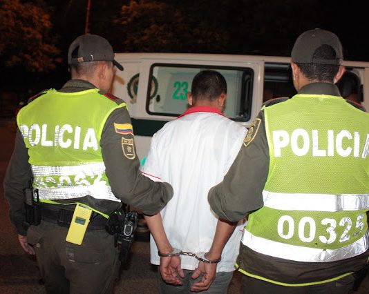 Capturan a un hombre mientras agredía a un vigilante en el barrio Almirante Colon