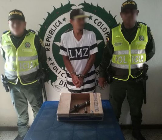 Golpeaba a su propia Mama; la policía lo captura el flagrancia con arma de fuego