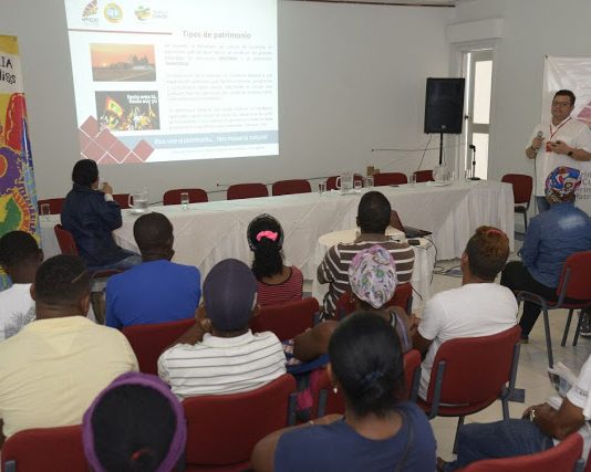 Trabajadores de las playas de Bocagrande reciben la “Cátedra Cartagena”