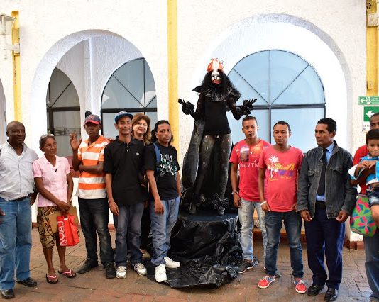 IPCC Inicio censo con gremio de estatuas humanas