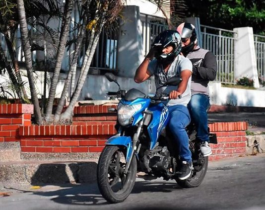Se prohíbe tránsito de motos con parrilleros en el barrio Alto Bosque