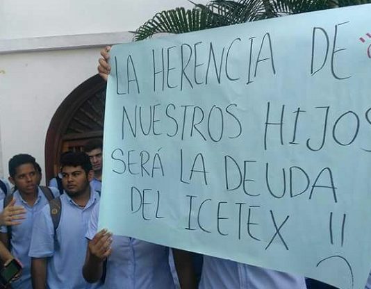 Estudiantes protestan a las afueras de la Universidad Rafael Núñez