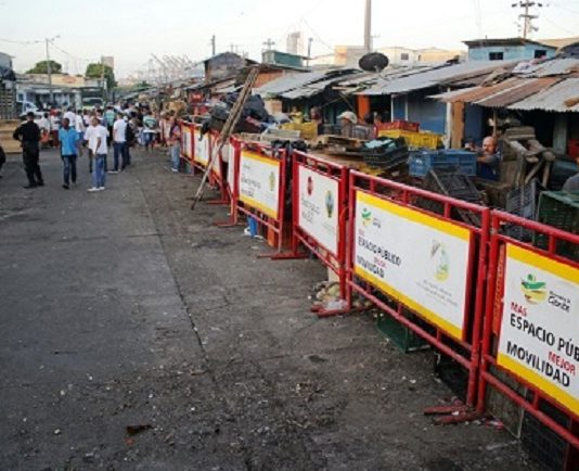 Autoridades recuperan zona peatonal y de parqueo en Bazurto