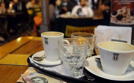 A sanción presidencial ley que sanciona a dueños de bares y restaurantes por apropiación de propinas