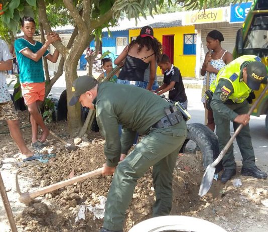 Policia de Cartagena ayudo a la reconstrucción de un parque infantil en el barrio flor del campo
