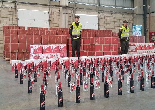 La Policía fiscal aduanera y DIAN aprehenden un contenedor con 8.442 Litros de licor de contrabando