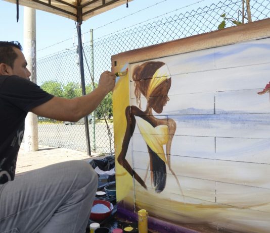 Artistas plásticos locales pintan con sus obras corredor verde urbano