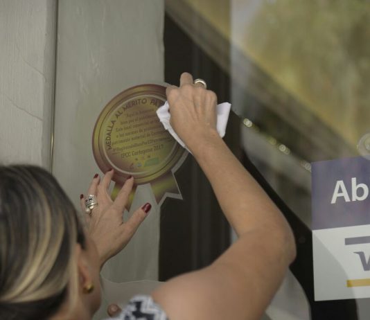 Alcaldía de Cartagena reconoce con medalla al mérito patrimonial a establecimientos que cumplen con la norma