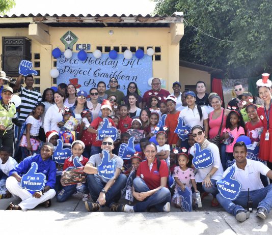 Tripulantes de crucero entregaron regalos en el barrio zapatero