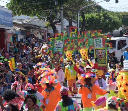 A ritmo de Carnaval, exhabitantes de calle se tomaron Gran Parada Carlos Franco