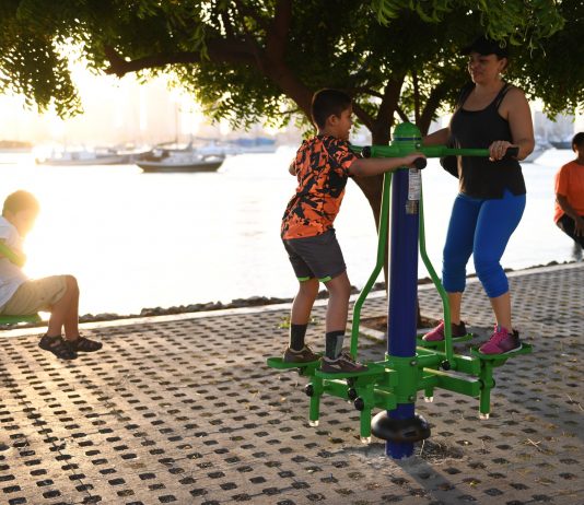 Fundación puerto de Cartagena entrega máquinas biosaludables a parque de Manga