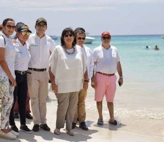 MinComercio y Alcaldía anuncian medidas para recuperar Playa Blanca