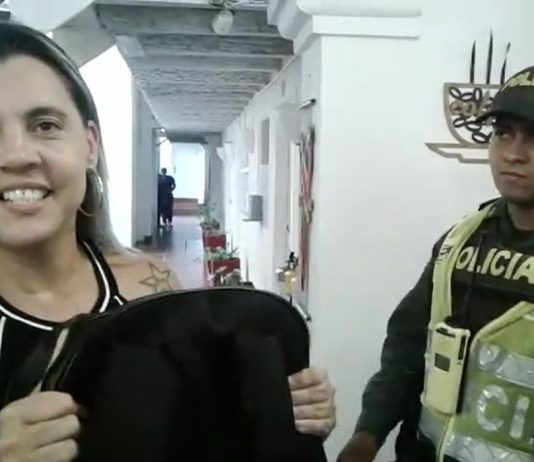 Recuperan objetos olvidados por turista brasileña en taxi en Cartagena