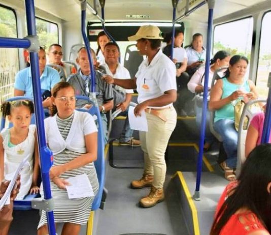 Sancionan dos ciudadanos venezolanos por vender dulces en bus de Transcaribe Vendedores-venezolanos-sancionados-en-transcaribe