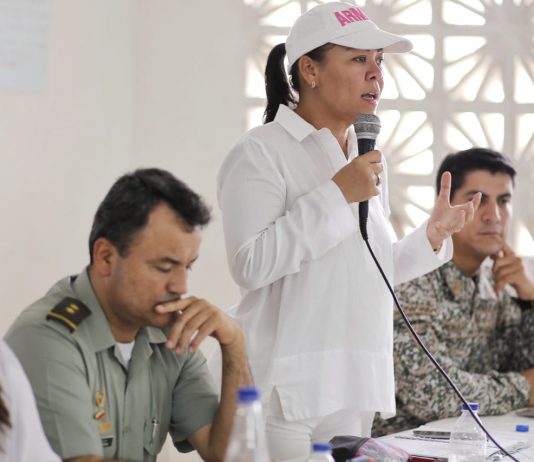 Alcaldía llevo respuestas claras a comunidad de Tierra Bomba Yolanda-Wong-Baldiris