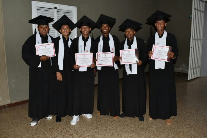 Jóvenes en riesgo de barrios priorizdos se graduaron en Cartagena