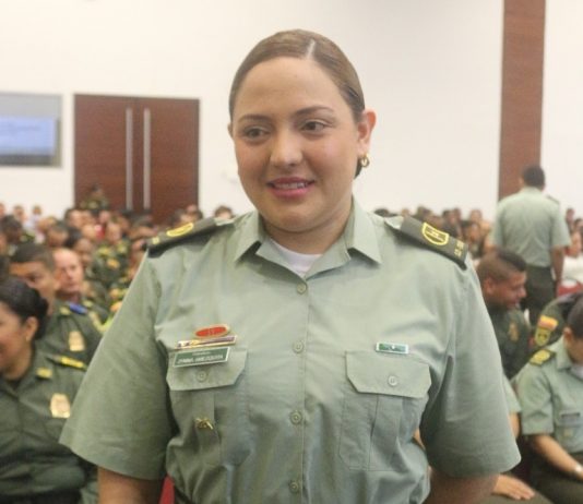 Condecoran valiente patrullera de Cartagena que impidió atraco en bus Jynna Suley Amezquita