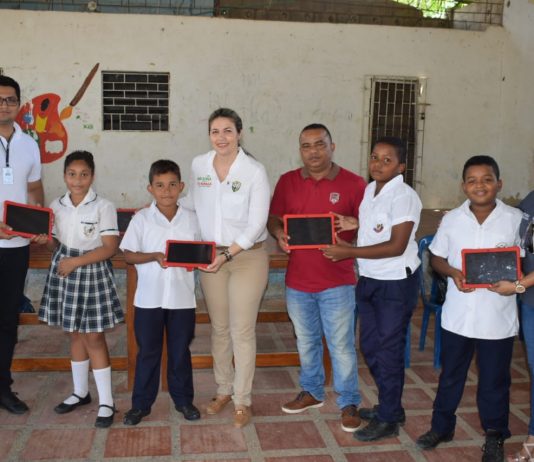 Alcaldía de Arjona entrego 371 tablets a estudiantes del municipio Alcaldía de Arjona-Tablets