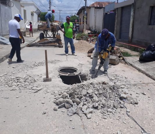 Alcaldía de Arjona realiza trabajos de reparación de tapas de alcantarilla Arjona reparación alcantarillas