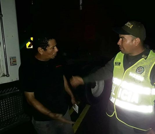 Policía evito saqueo a tractomula que sufrió fallas mecánicas sobre la vía la cordialidad Policía evito hurto a tractocamion cartagena