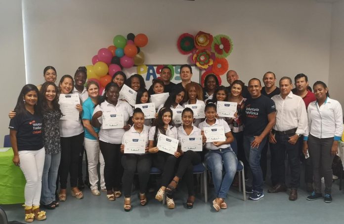 Voluntarios Telefónica capacitan a madres cabeza de hogar en Cartagena