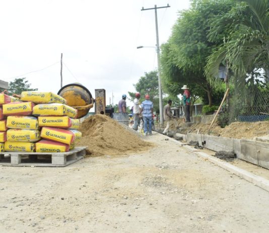 Continúan los trabajos de mejoramiento de la vía la línea de Arjona Vía la linea de Arjona trabajos