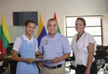 Alcalde entrega premio a ganadora de imagen de la “Matriculatón 2019” estudiante ganadora imagen matriculaton 2019