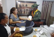 Fundación manitas de oro y policía de Cartagena brindan almuerzos a ciudadanos venezolanos en Cartagena Almuerzos a ciudadanos venezolanos