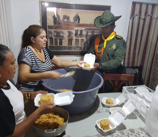 Fundación manitas de oro y policía de Cartagena brindan almuerzos a ciudadanos venezolanos en Cartagena Almuerzos a ciudadanos venezolanos
