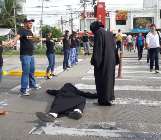 Escuela de Gobierno y Liderazgo retoma campaña de cultura vial en pasos de cebra Campaña vial escuela de liderazgo