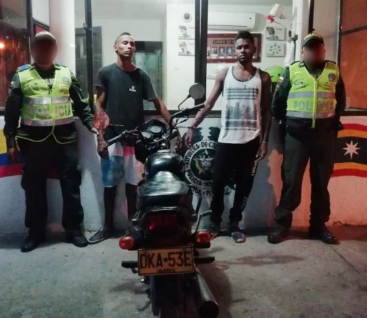 Capturan a dos primos en Cartagena mientras robaban una motocicleta Dos primos capturados por hurto de motos