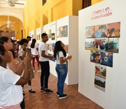 Reconocimiento a jóvenes que abandonaron las pandillas y demostraron su creatividad a través del arte Jovenes en riesgo reconocidos por su creatividad