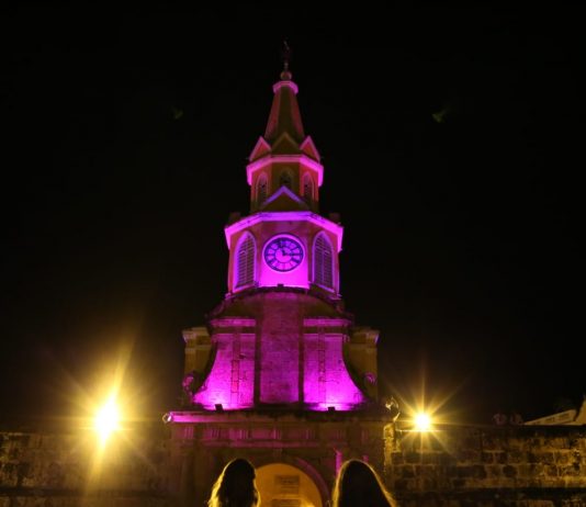 La Torre del Reloj de Cartagena se ilumino de rosa Torre del reloj de Cartagena modo rosa